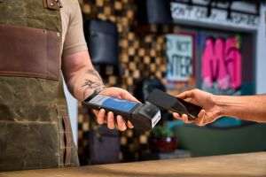 ING lansează plăţile instant cu mobilul la POS pentru mari retaileri prin RoPay